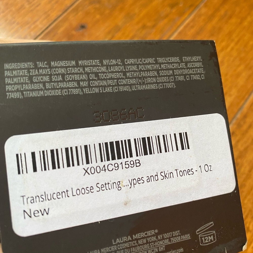 Laura Mercier Translucent Loose Setting Powder - full size - Picture 4 of 5